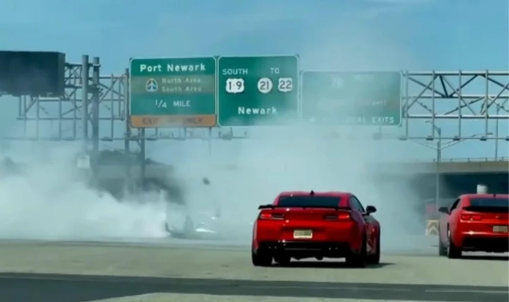 Chevrolet Camaro: autostrada USA bloccata per i donuts [Video]