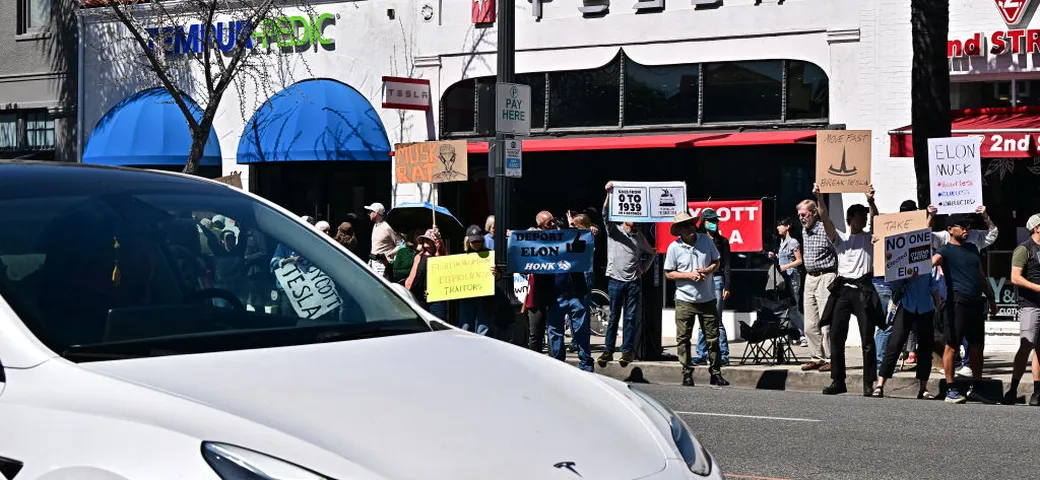 Tesla sprofonda in Borsa, il marchio è in caduta libera