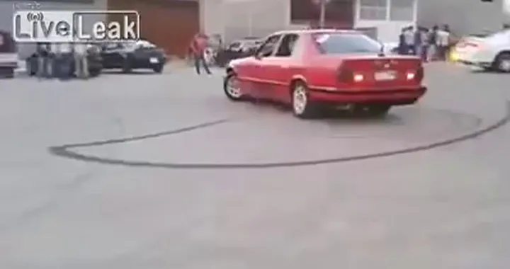 Terribile incidente tra una moto e un'auto che fa drifting