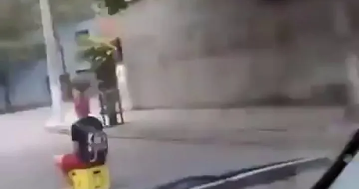 La moto fatta con un cartone per la birra