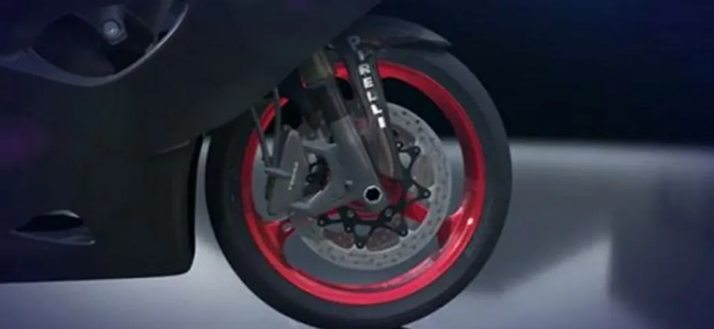 Pirelli presenta i nuovi pneumatici 17 pollici per il Mondiale Superbike 2013