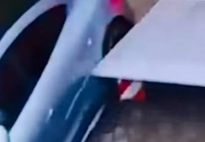 Porsche Taycan in carica colpita dalla sponda idraulica di un camion | Video