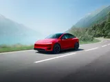 Tesla Model Y, in anteprima i contenuti inediti della versione economica