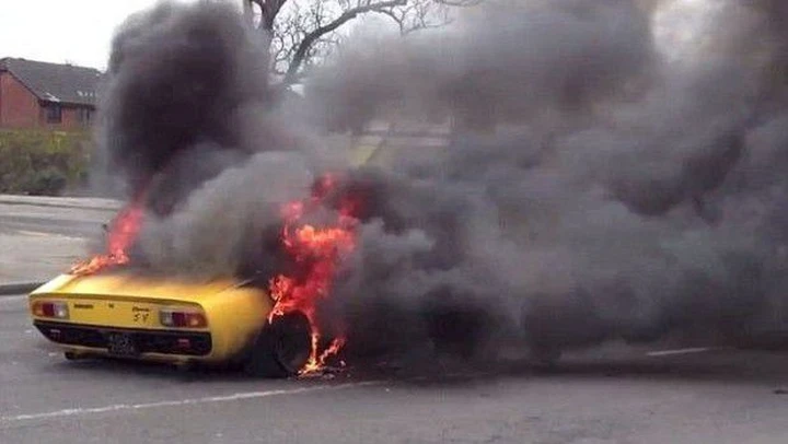 Va a fuoco una Lamborghini Miura. Il proprietario accusa l'officina