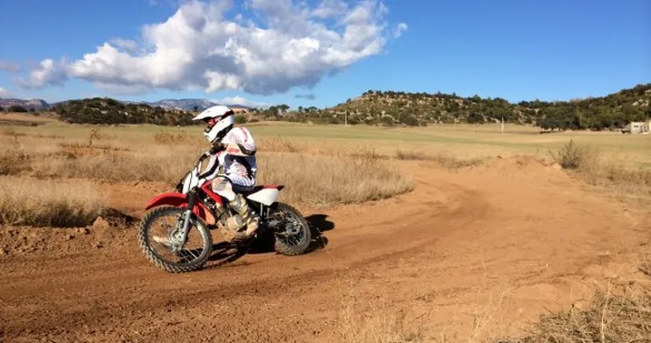 MotoGP: Bradl si allena facendo cross e trial