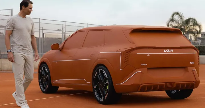 Un'auto fatta con la terra rossa di Roland Garros per Rafael Nadal