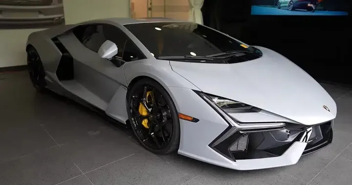 Entra per comprare una Porsche ed esce con una Lamborghini speciale