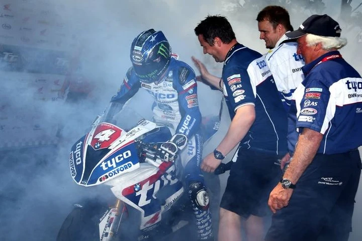 TT2016, due di fila per un super Hutchinson. Dunlop squalificato