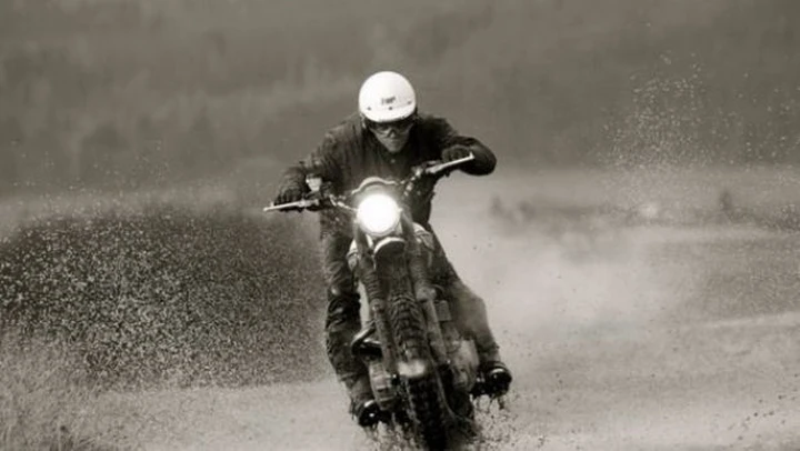 Foto del giorno: enduro vintage con la Triumph Scrambler
