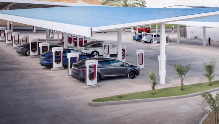 Tesla Supercharger aperti a tutti: parte la sperimentazione