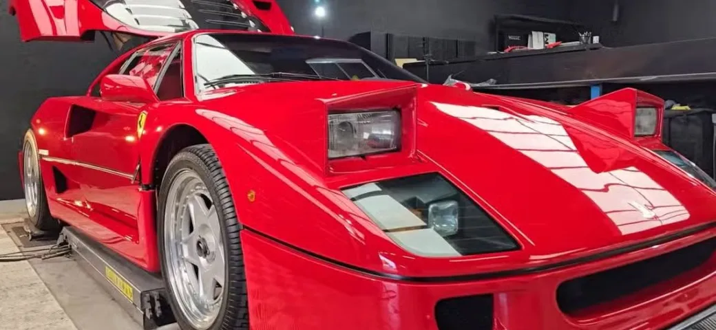 La Ferrari F40 di Nigel Mansell ritorna alla vita: restauro spettacolare [VIDEO]