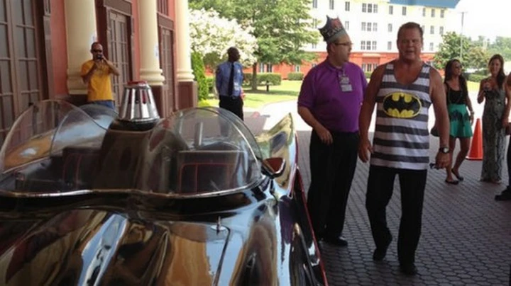 Un wrestler arriva al suo museo in … Batmobile