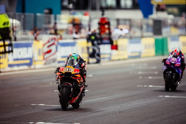 GP di Francia: Acosta e Viñales salvano l’onore KTM in una gara folle