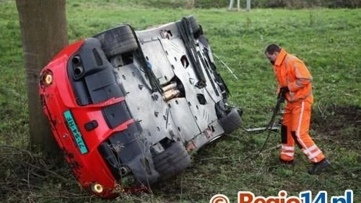 La Ferrari sbatte contro un albero. L'Epic Fail è del nonno