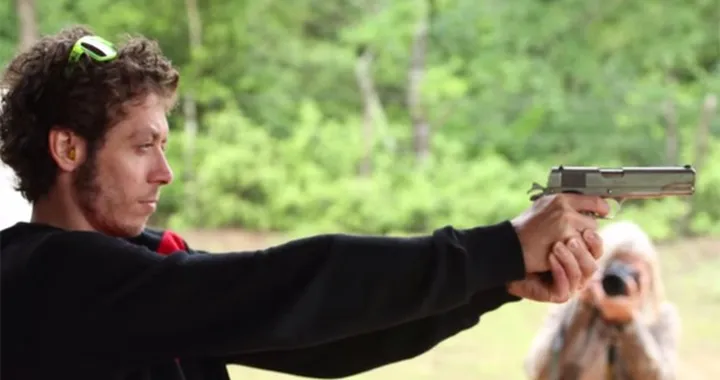 Valentino Rossi si diverte al Boot Camp di Edwards tra traversi, fucili e pistole [Video]