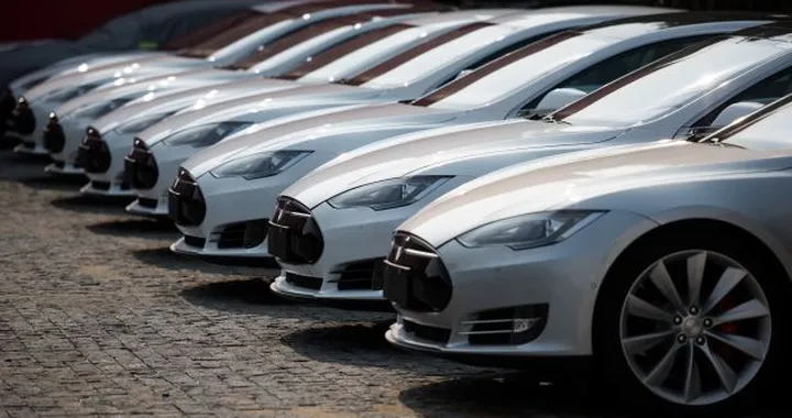 La Tesla Model S P90D scatta da 0 a 96 km/h in 2,8 secondi