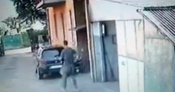 Ladro ruba la mini moto di un bambino [Video]