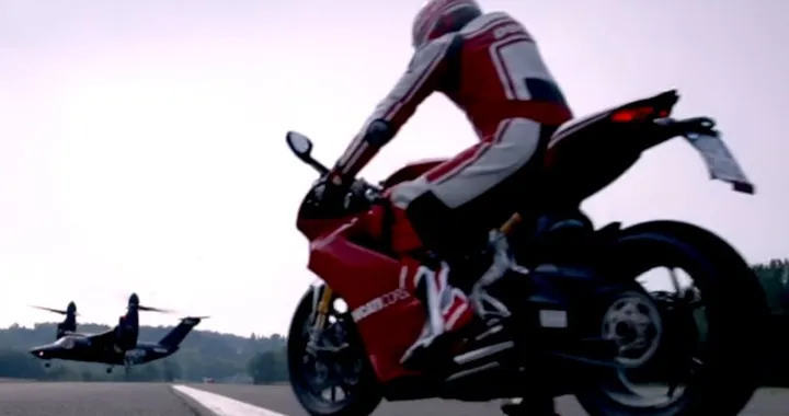 Ducati Panigale R vs AgustaWestland AW609