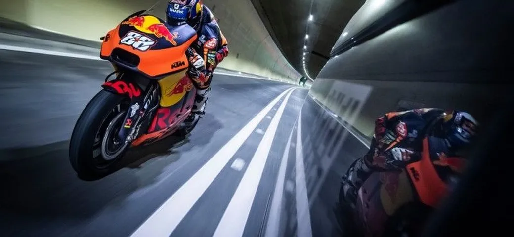 Con la KTM MotoGP nel tunnel autostradale: Oliveira inaugura il Gleinalm [Video]