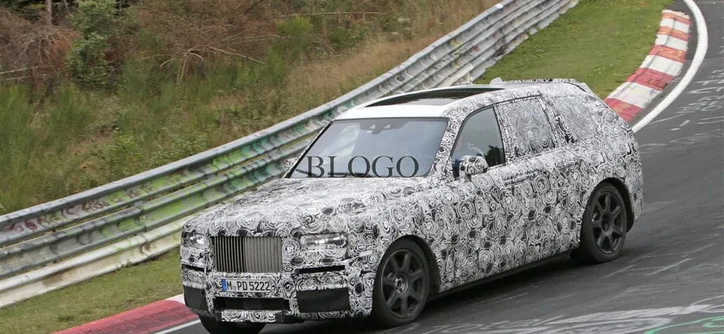 Rolls Royce Cullinan: foto spia al Nurburgring