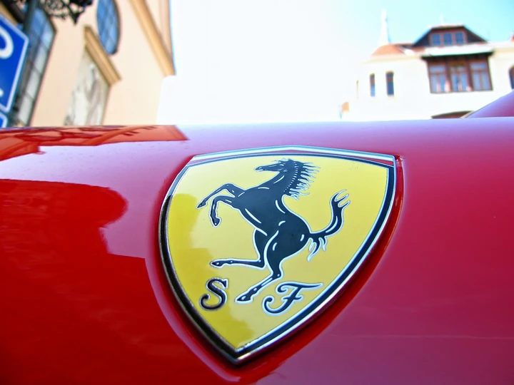 Ferrari premia con 13.500 euro i suoi dipendenti