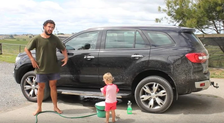 Lavare la macchina con un bambino: ecco come si fa [VIDEO]