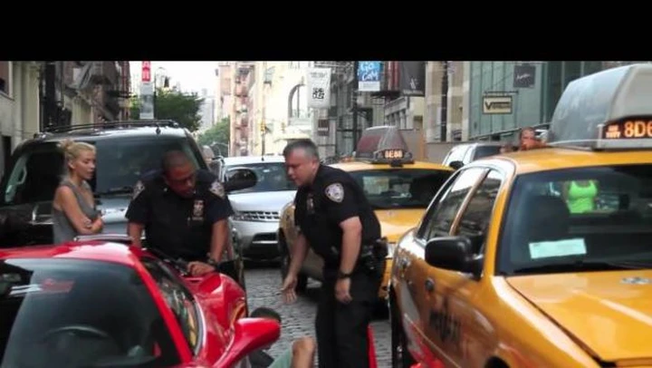 Su una Ferrari 458 tenta di investire un poliziotto a New York: arrestato