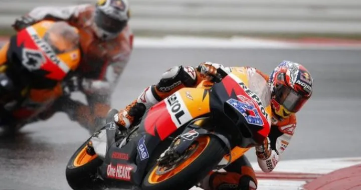 Stoner: "era difficile vedere bene dove mettere le ruote". Dovizioso: "questo secondo posto vale oro".