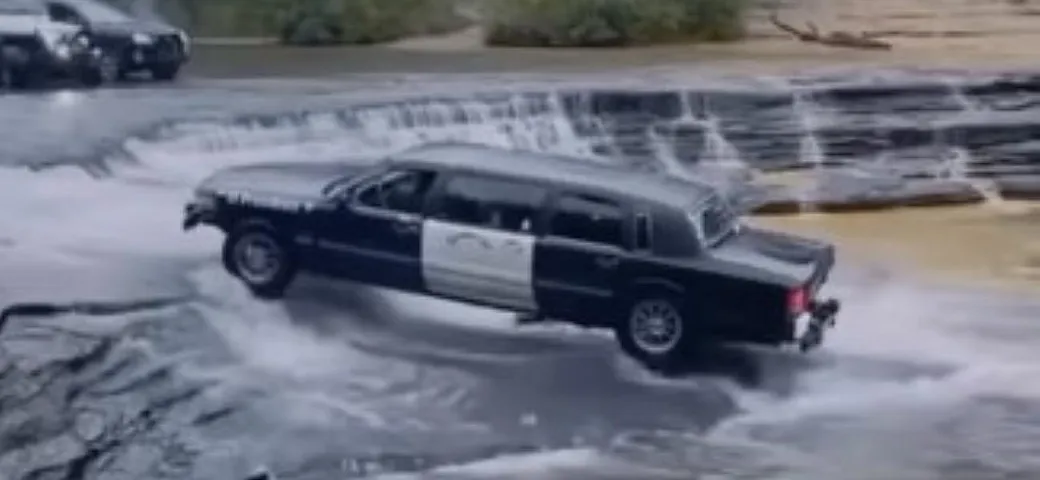 La Lincoln limousine rimane bloccata tra le rocce piene d'acqua [Video]
