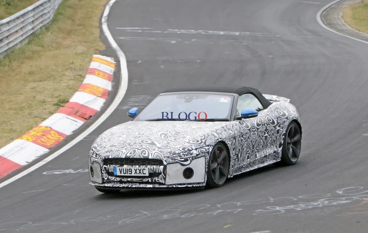 Jaguar F-Type Cabrio 2020: foto spia al Nurburgring