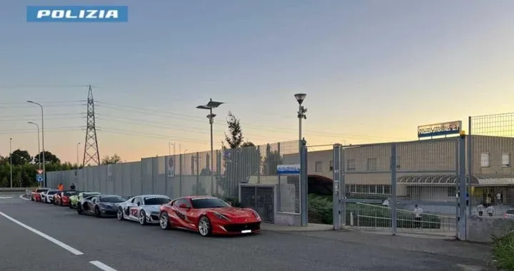 Gara clandestina in autostrada tra Lamborghini e Ferrari a 230 km/h