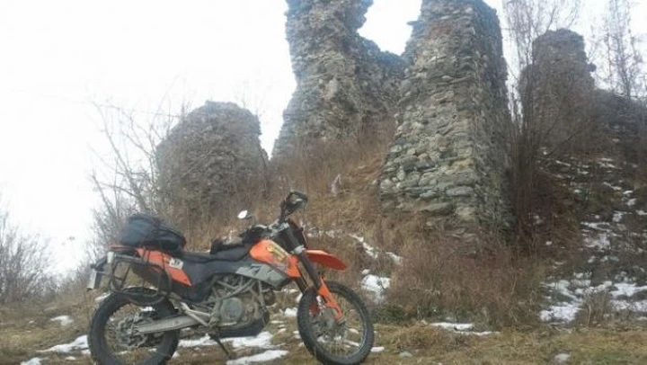 Foto del giorno: KTM 690 Enduro sulle nevi della Romania