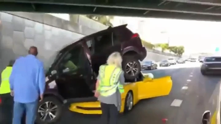 Chevrolet Corvette C6 finisce sotto il SUV: video dell'incidente