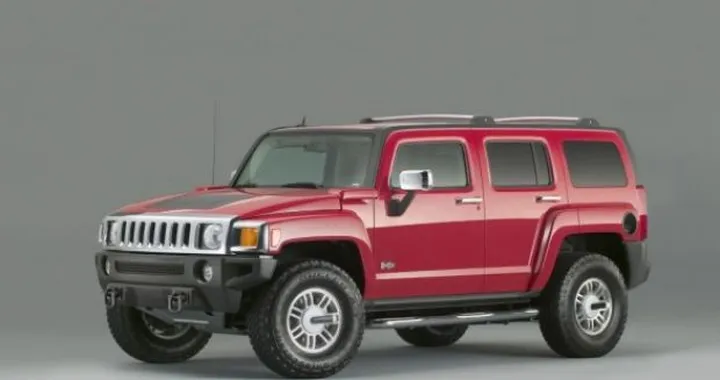 Hummer: richiamati 162.000 H3 per problemi al cofano