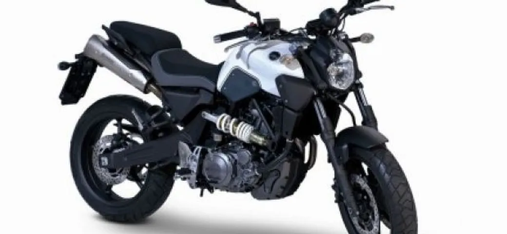 Yamaha MT-03 con doppio scarico Akrapovic
