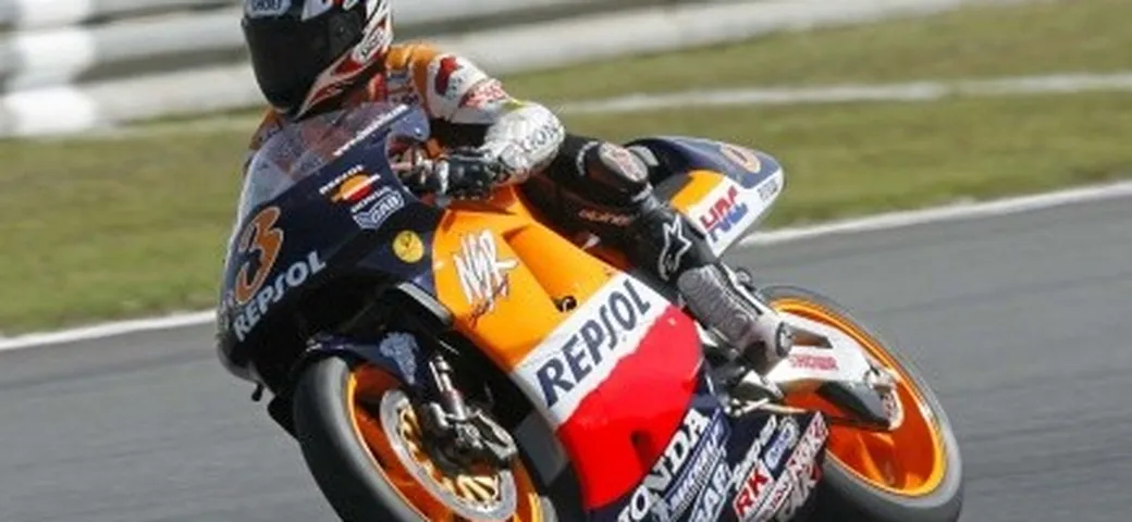 Alex Crivillé in sella alla Honda NSR500 del 1999