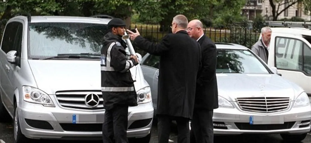 Gli agenti della scorta di Hilary Clinton non pagano il parcheggio? Scatta la multa