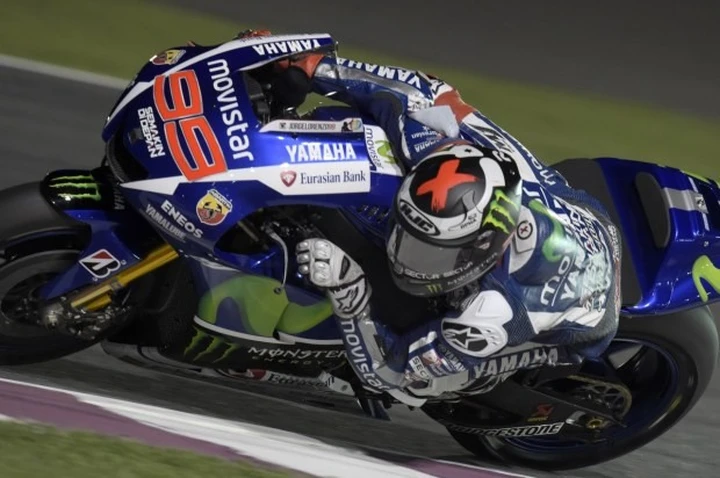 MotoGP Qatar, Lorenzo tradito dal casco: 