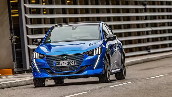 Il clacson non fa abbastanza rumore, scatta il richiamo per Peugeot 208