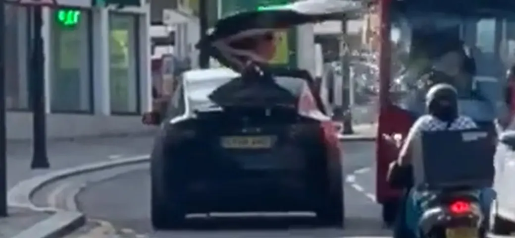 Tesla Model X: con la portiera aperta colpisce un bus [Video]