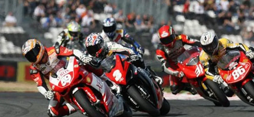 Parte la Superstock 1000 con la novità KTM RC8