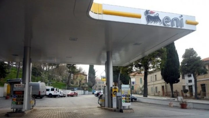 Cala il prezzo dei carburanti dopo i ribassi ENI