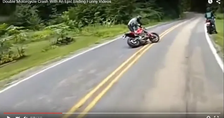 Doppia caduta in sequenza in moto [Video]