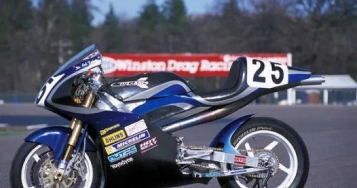 Tularis 800cc 2 tempi: la F1 e una motoslitta fuse in una moto da GP