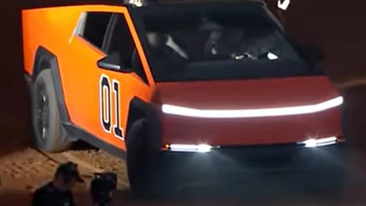 Tesla Cybertruck con look da General Lee di Hazzard