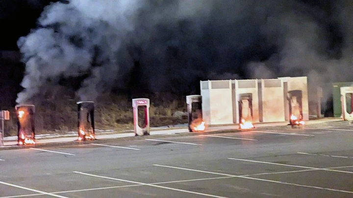 Attacchi incendiari ai Supercharger Tesla: guerra contro Musk