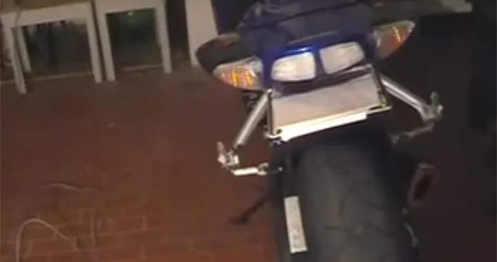 L'alza targa da moto è illegale! [Video]