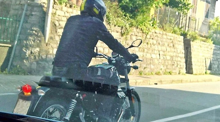 Moto Guzzi V7 e V9 Racer 2017: nuove foto spia