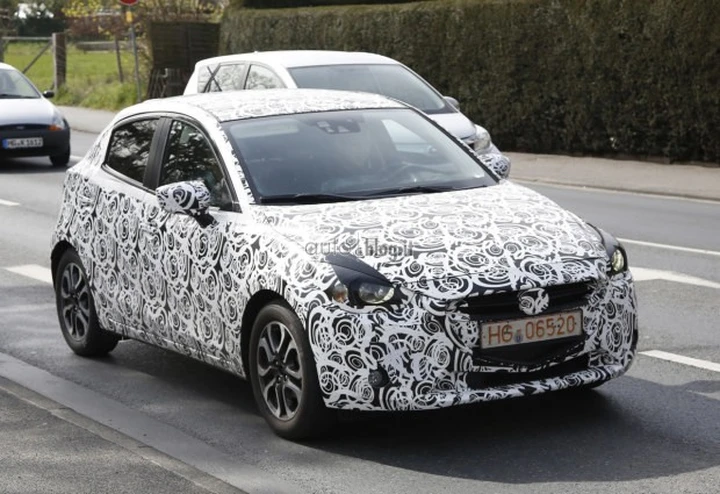 Mazda2 2015: foto spia