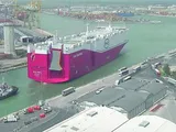 Il gigante dei mari porta 2.350 auto cinesi in Italia: maxi sbarco a Livorno